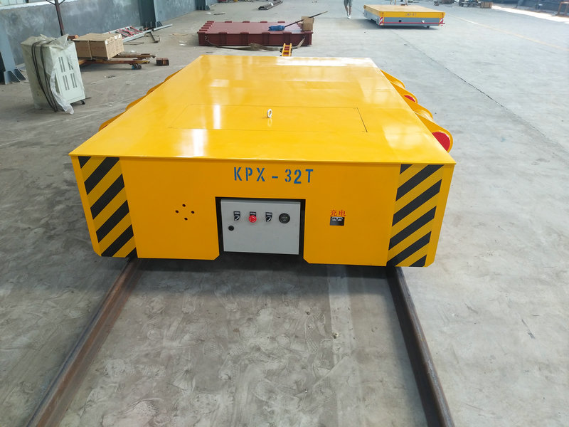 Trolley 32 Tons Terhubung Dengan Traktor