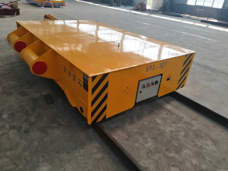 Trolley 32 Tons Terhubung Dengan Traktor