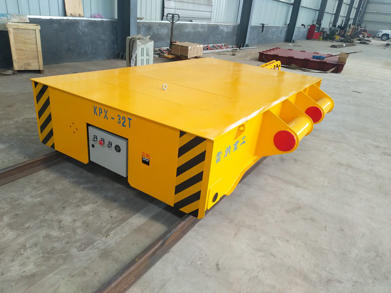 Trolley 32 Tons Terhubung Dengan Traktor