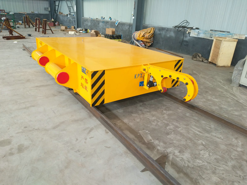 Trolley 32 Tons Terhubung Dengan Traktor
